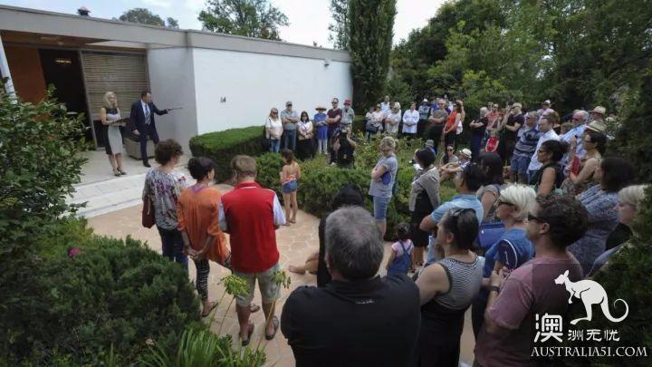 In the view of the auctioneer who has hosted hundreds of auctions, what should the buyer do at the scene?
