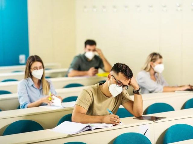 N95口罩需求增5倍,维州民众纷纷抢购,全科医生:到处买不到