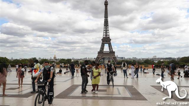 Six young men were sentenced to 2-6 years' imprisonment for robbing Chinese in Paris
