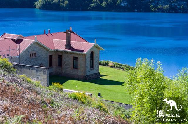 Practical information, guide to the theory and practice of Australia's honeymoon travel.