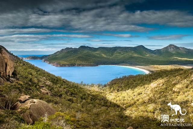 Practical information, guide to the theory and practice of Australia's honeymoon travel.