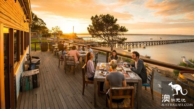 Practical information, guide to the theory and practice of Australia's honeymoon travel.