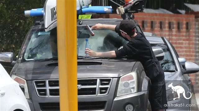 The first case of driving in Western Australia was fined! Just waiting for the red light to clean the window and give the child . 5.