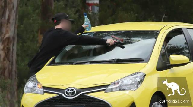 The first case of driving in Western Australia was fined! Just waiting for the red light to clean the window and give the child . 5.