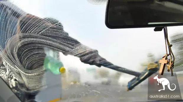 The first case of driving in Western Australia was fined! Just waiting for the red light to clean the window and give the child . 5.