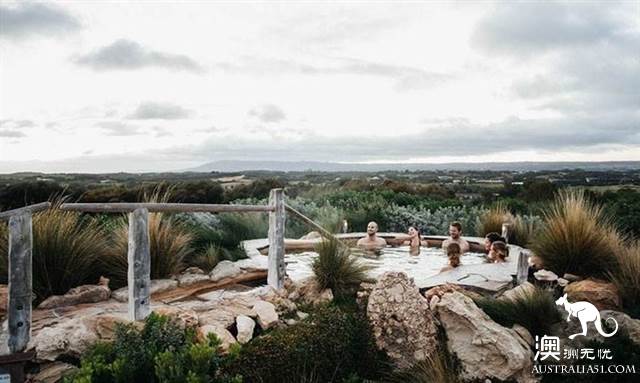 5 hot springs near Melbourne, along with the town scenery