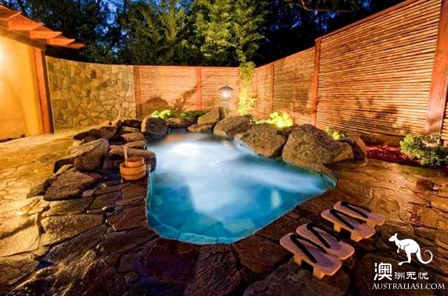 5 hot springs near Melbourne, along with the town scenery
