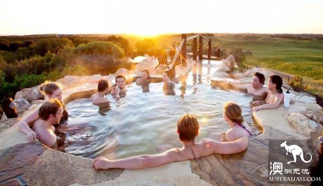 5 hot springs near Melbourne, along with the town scenery