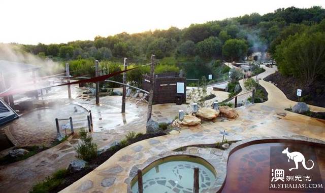 5 hot springs near Melbourne, along with the town scenery