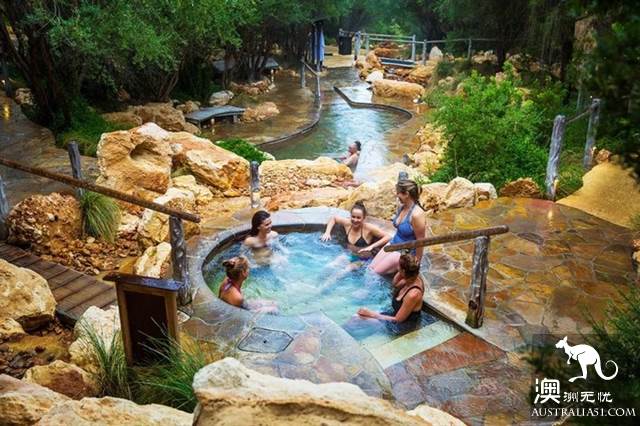 5 hot springs near Melbourne, along with the town scenery