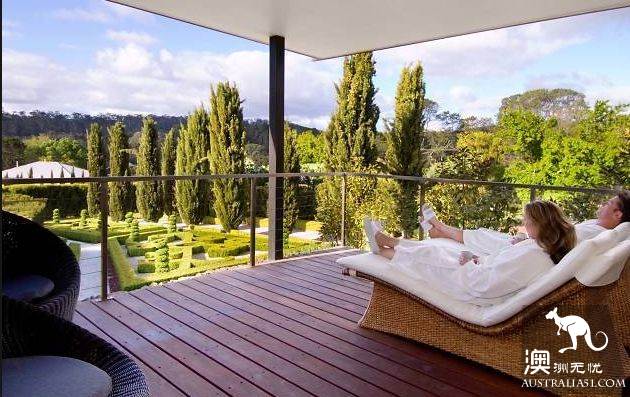 5 hot springs near Melbourne, along with the town scenery