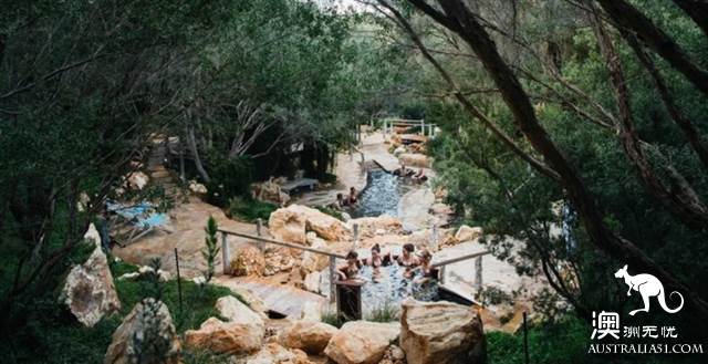 5 hot springs near Melbourne, along with the town scenery