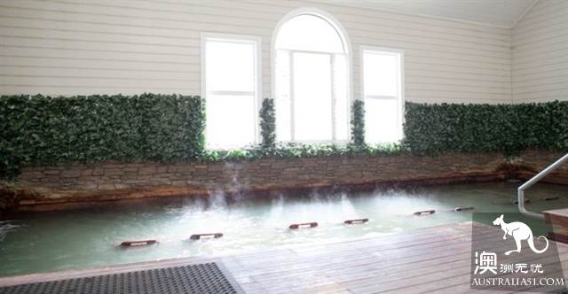 5 hot springs near Melbourne, along with the town scenery