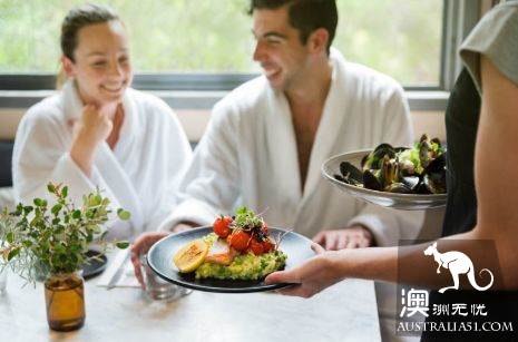 5 hot springs near Melbourne, along with the town scenery