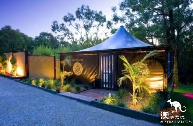 5 hot springs near Melbourne, along with the town scenery