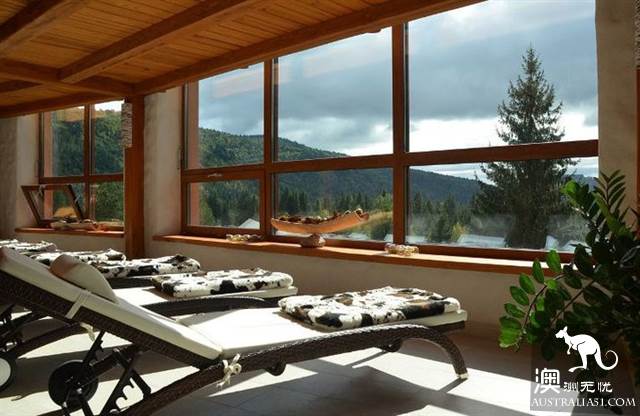 5 hot springs near Melbourne, along with the town scenery