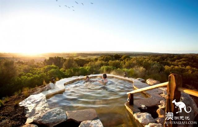 5 hot springs near Melbourne, along with the town scenery