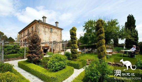 5 hot springs near Melbourne, along with the town scenery