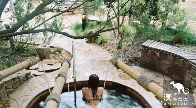 5 hot springs near Melbourne, along with the town scenery