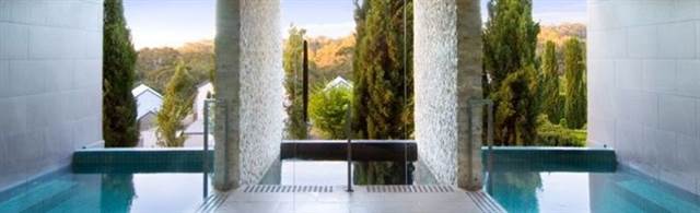 5 hot springs near Melbourne, along with the town scenery