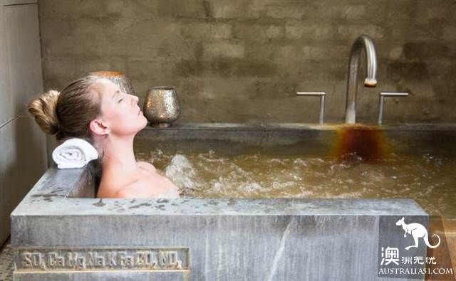 5 hot springs near Melbourne, along with the town scenery
