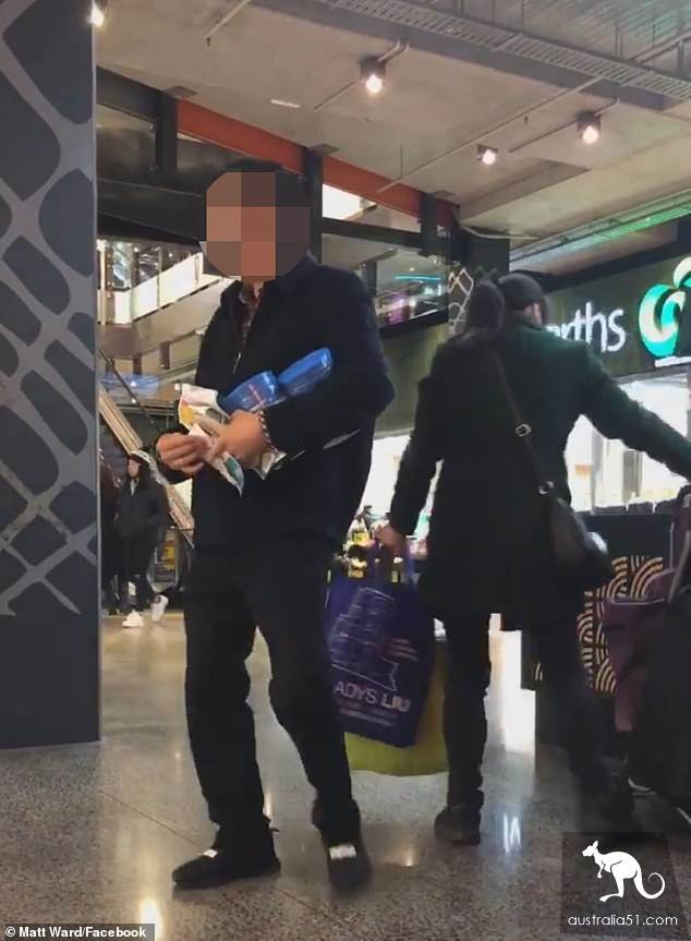 Melbourne revealed that customers were hoarding milk powder, and nearly 10 people bought about 100 cans.