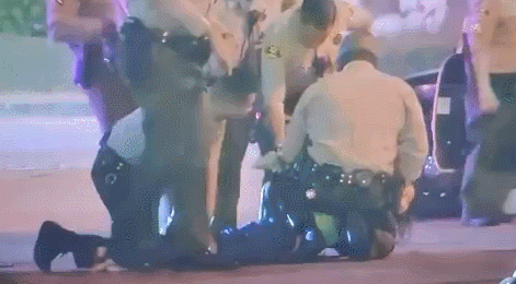Two officers in Los Angeles were shot, offering a reward of 100,000