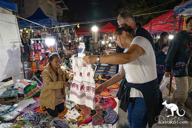 The cheapest and most complete handshake in laos is the grand palace night market