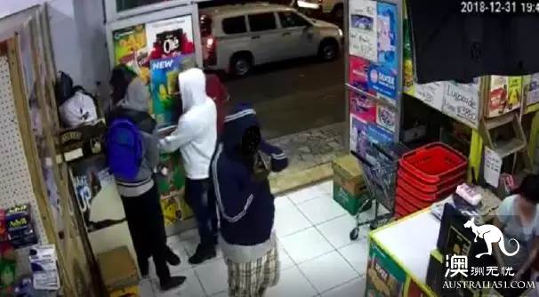 The store next to Monash University was robbed! The robber hit the computer with a hammer and robbed two houses in half an hour!