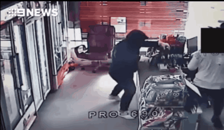 The store next to Monash University was robbed! The robber hit the computer with a hammer and robbed two houses in half an hour!