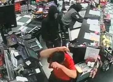 The store next to Monash University was robbed! The robber hit the computer with a hammer and robbed two houses in half an hour!