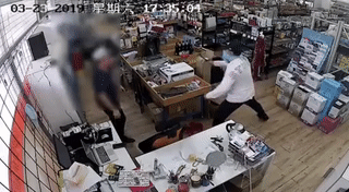 The store next to Monash University was robbed! The robber hit the computer with a hammer and robbed two houses in half an hour!