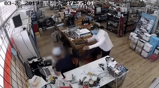 The store next to Monash University was robbed! The robber hit the computer with a hammer and robbed two houses in half an hour!