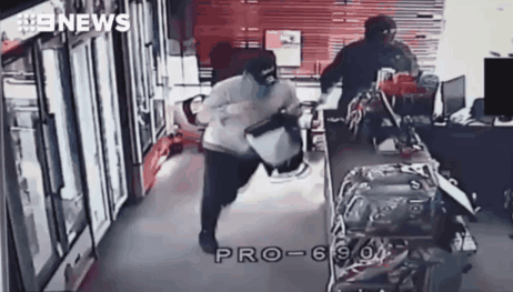The store next to Monash University was robbed! The robber hit the computer with a hammer and robbed two houses in half an hour!