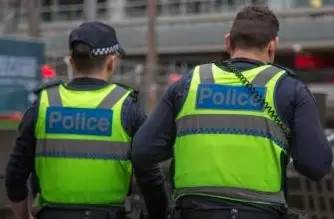 The store next to Monash University was robbed! The robber hit the computer with a hammer and robbed two houses in half an hour!