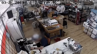 The store next to Monash University was robbed! The robber hit the computer with a hammer and robbed two houses in half an hour!