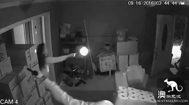 The store next to Monash University was robbed! The robber hit the computer with a hammer and robbed two houses in half an hour!