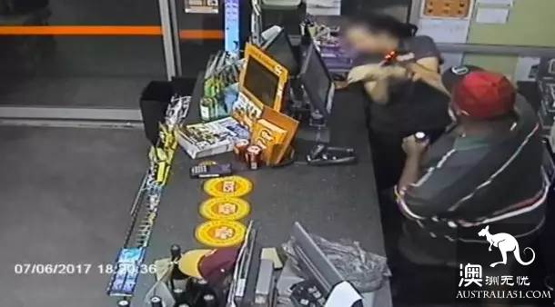 The store next to Monash University was robbed! The robber hit the computer with a hammer and robbed two houses in half an hour!