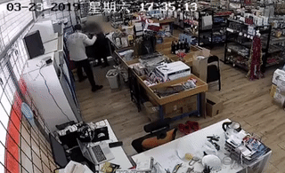 The store next to Monash University was robbed! The robber hit the computer with a hammer and robbed two houses in half an hour!