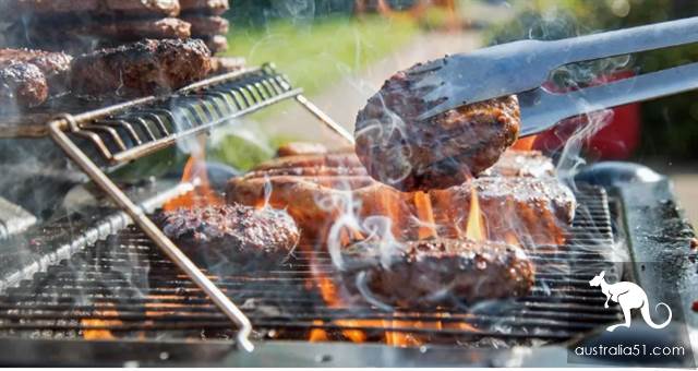 Australian Asian families were taken to court in the backyard of BBQ,!? Tens of thousands of netizens were furious and vowed to defend Australia's national treasure to the death! The ending was too happy.