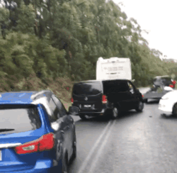 The famous scenic spot of the Great Ocean is also in a car accident! The Chinese tourist bus collided head-on with the retrograde private car and was seriously injured