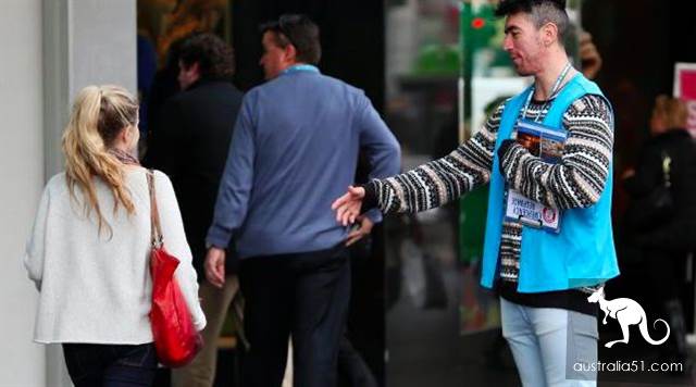 Meet these people on the streets of CBD in Melbourne and run away, favorite to stare at Chinese! Personal experience of Chinese students: there is no way to prevent it!