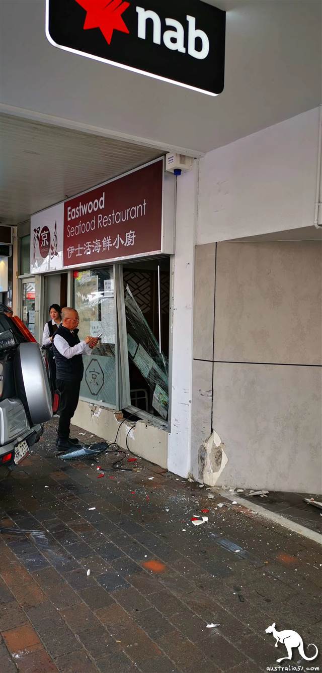 The car crashed into the bank and crashed into many cars in the Chinese district of Sydney