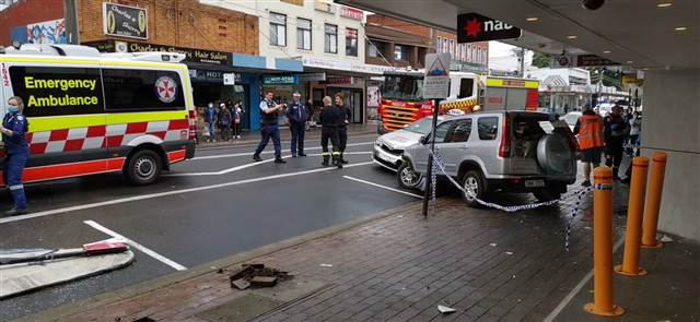 The car crashed into the bank and crashed into many cars in the Chinese district of Sydney