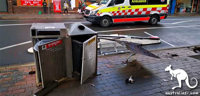 The car crashed into the bank and crashed into many cars in the Chinese district of Sydney