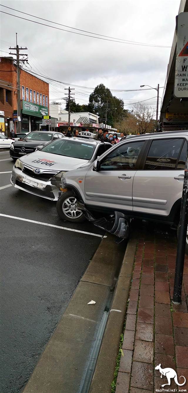 The car crashed into the bank and crashed into many cars in the Chinese district of Sydney