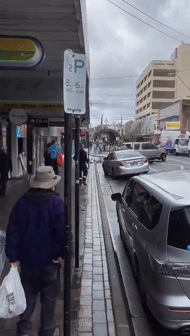 The car crashed into the bank and crashed into many cars in the Chinese district of Sydney