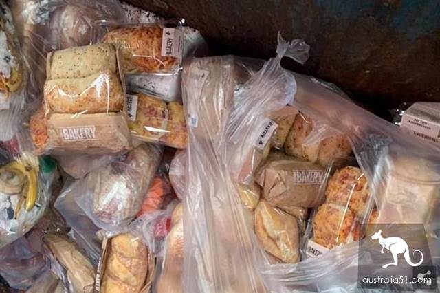 'Why don't you throw it away for the poor!' Coles threw away the bread that had expired and was slammed by netizens.