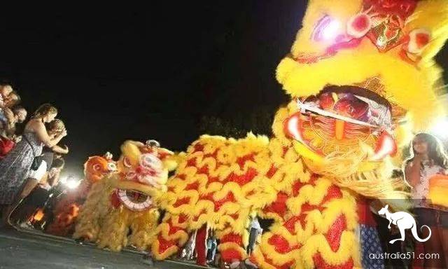 圣诞岛上宏伟壮观的春节舞狮表演。春节作为公共假期在圣诞岛,已经有逾60年的历史了