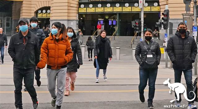 弗林德斯街城铁站附近,不少路人戴上口罩。(SBS图片)